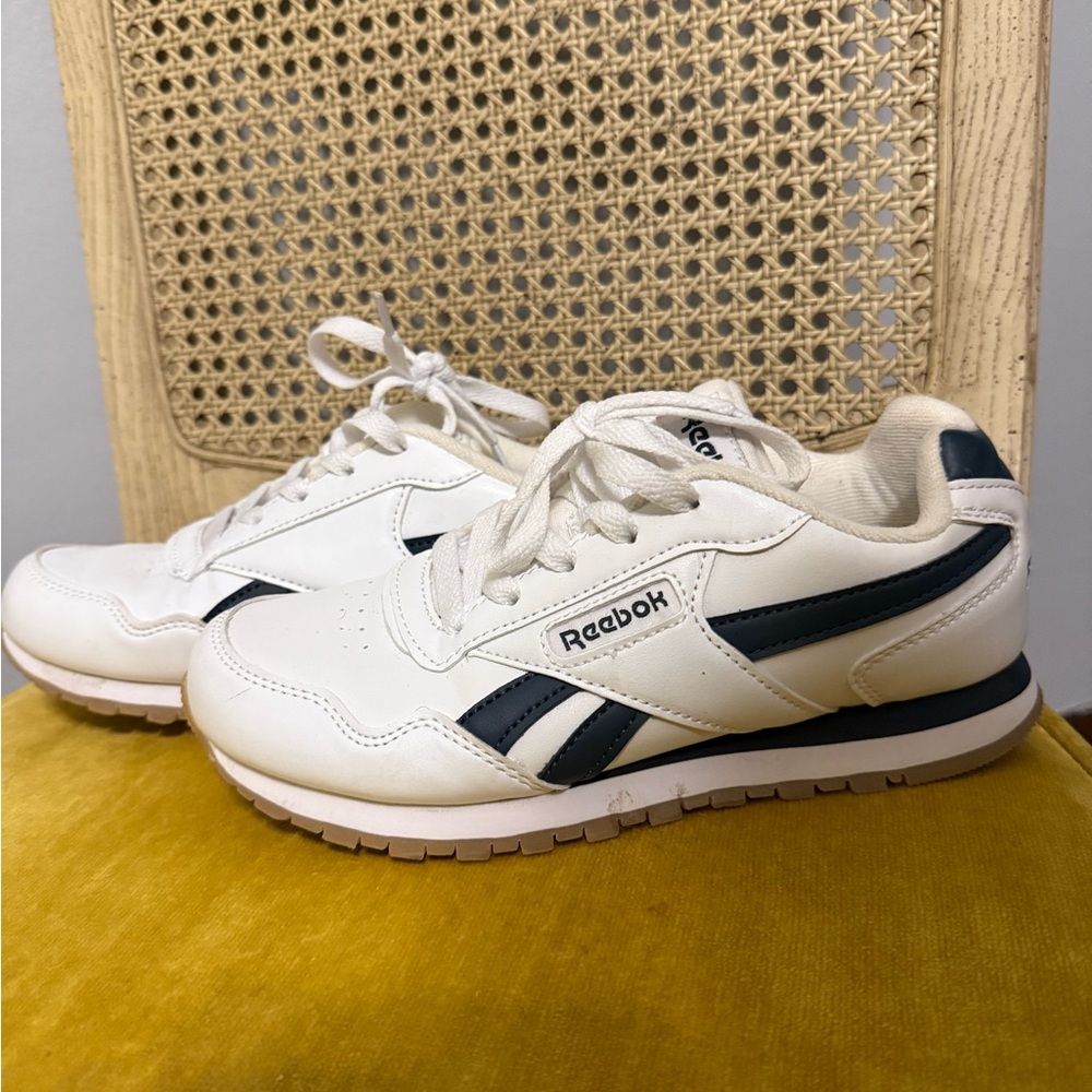 sale!!!!! Reebok Classic Youth White and Navy Shoes Kids size 3 US Sneakers